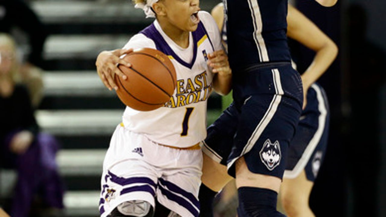 No. 1 UConn women rout ECU 91-44 for 34th straight road win (Jan 24, 2017)
